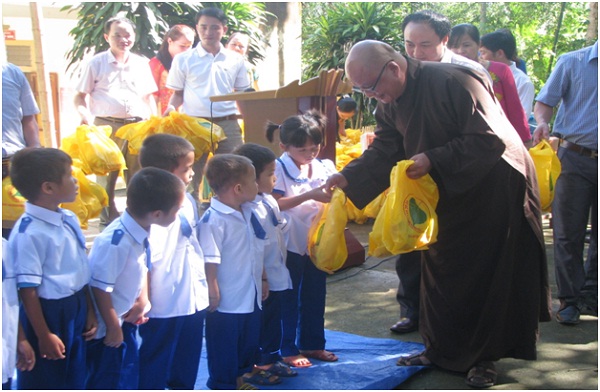 Buddhists in Nghe An province presents over 200 gifts to pupils